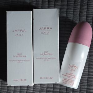 JAFRA Daily Skin Brightening Antiperspirant Roll-On